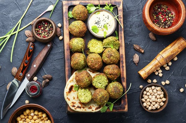 Quels ingrédients utiliser pour un gâteau vegan moelleux et délicieux ?